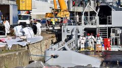Barcos que trabajan en la limpieza de los restos de combustible vertidos por el buque Grande Am�rica