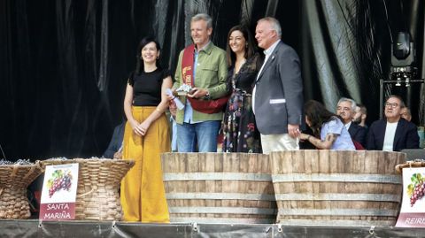 El presidente de la Xunta, Alfonso Rueda, recibe la banda de Cabaleiro da Orde da Menc�a de manos del alcalde Carlos Armesto y de las concejalas Bea Rois y Maika Exp�sito