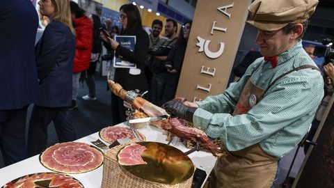 Un cortador de jamn del puesto del Grupo Coren