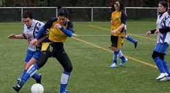 Jugadoras del CD Cari�o (de azul) en un partido contra el Nar�n, en una imagen de archivo. 