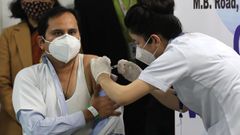 Un hombre recibe este s�bado la primera dosis de la vacuna en el el Instituto de Ciencias M�dicas de la India (AIIMS), en Nueva Delhi.
