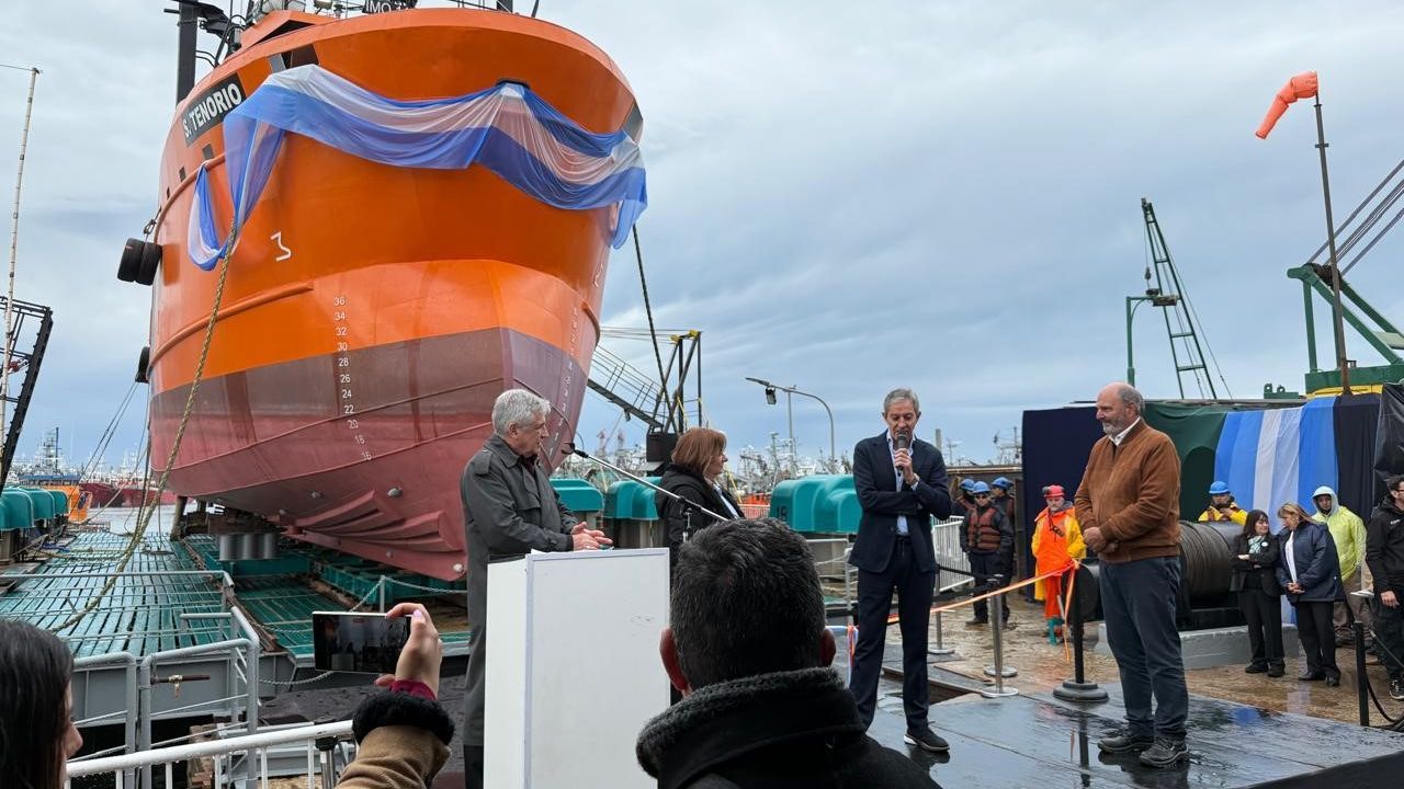 Bautizan con nombres de gallegos dos barcos que renuevan la pesca argentina
