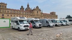 Autocaravanas participantes en una peregrinaci�n estacionadas en la la plaza de la Compa��a de Monforte