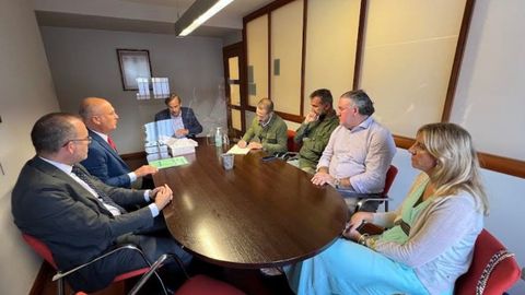 Firma de la permuta de terrenos que permite al Ayuntamiento de Siero hacerse con la parcela verde anexa a la Plaza Mayor de La Fresneda