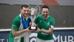 C�sar Carballeira (izquierda) y Dava Torres, con el trofeo de la Copa del Rey.