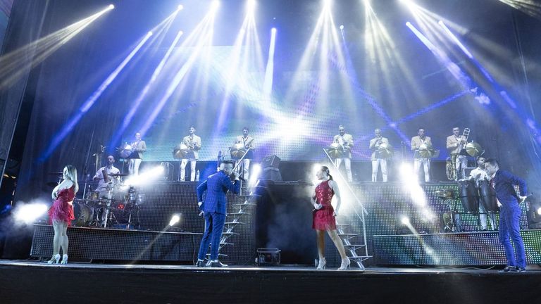 En imagen de archivo, actuación de la orquesta Los Satélites en las fiestas de Torás, A Laracha