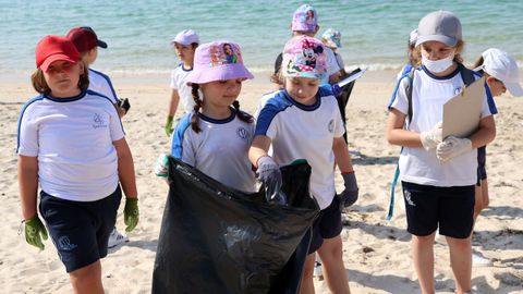 Voz Natura, limpieza de playas de los alumnos de La Milagrosa,