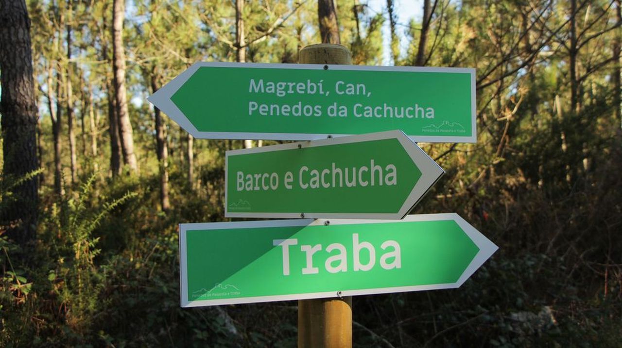 De ruta polos Penedos de Pasarela e Traba, mañá