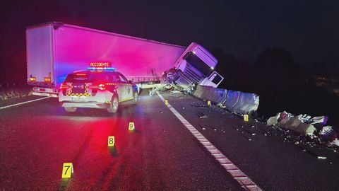 Imagen del tr&aacute;iler tras hacer la tijera con la cabina sobre el lateral del viaducto.