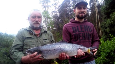 Alejandro P�rez (izquierda) posa con el �campanu� que pesc� en el coto Louredal, en el Eo.Alejandro P�rez (izquierda) posa con el �campanu� que pesc� en el coto Louredal, en el Eo