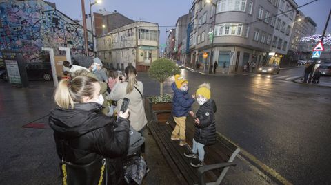 Ilusionante espera y recorrido de los Reyes por Carballo