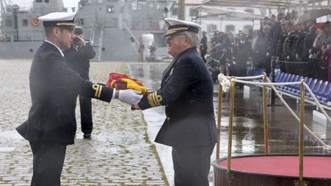 Ignacio Frutos, almirante jefe del Arsenal, recoge la bandera arriada del Mahn
