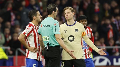 Frenkie De Jong hablando con el colegiado Mart�nez Munuera durante el encuentro entre el Atl�tico de Madrid y el Barcelona