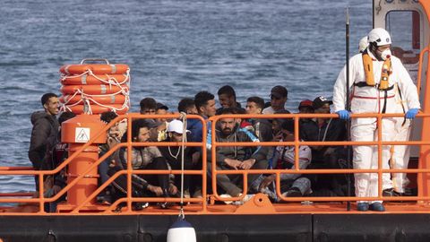 Imagen de archivo de un grupo de inmigrantes rescatados cerca de Tenerife.
