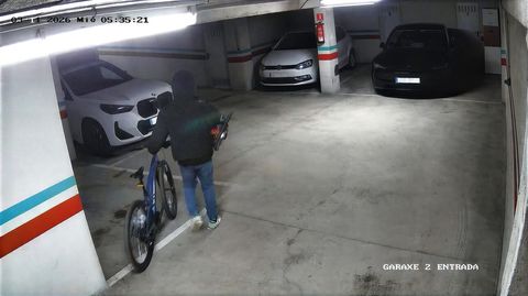 Imagen de una de las c�maras de seguridad de un garaje en la que se ve a una de las personas detenidas por los robos en O Milladoiro.