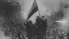 Fotograf�a de la celebraci�n de la proclamaci�n de la Segunda Rep�blica en la Puerta del Sol tomada por Alfonso S�nchez Portela