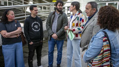 Ana Pont�n, junto a los representantes nacionalistas en la comarca, mantuvieron un encuentro con los mariscadores de Noia en el que pidieron a la Xunta que gestione directamente la central del Tambre