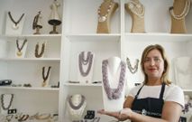 <span lang= es-es >Un taller para visitar y comprar</span>. El de Montse Betanzos es uno de los �talleres abiertos� a trav�s de los cuales el p�blico se puede asomar a la forma de trabajar de los artesanos gallegos. Y cada vez son m�s las personas que acuden hasta �l, tanto para ver como hacen m�gia esta joven y sus compa�eras de trabajo, como para adquirir algunas de las joyas que elaboran. En eso, nuestra protagonista se siente afortunada. �Cada vez ven m�is xente do Grove a ver o que facemos ou a mercar regalos para amigos ou familiares�. 