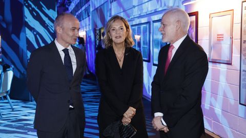 Óscar García Maceiras, Consejero Delegado Ejecutivo de Inditex; Flora Pérez Marcote, presidente de la Fundación Amancio Ortega, y Lois Blanco, presidente de La Voz de Galicia