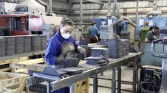 Gente trabajando en una nave de elaboraci�n de pizarra