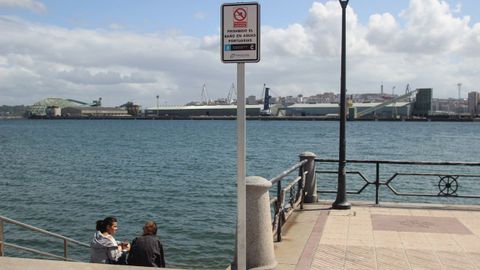 Cartel de prohibido el bao en la zona del Parrote