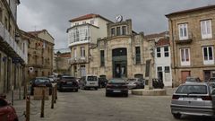 Praza Cervantes, con coches aparcados en Celanova