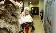 Un meco e un peliqueiro do Entroido Ribeirao na apertura da exposici�n no Centro do Vi�o. 