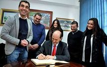 Louz�n firm� ayer el Libro de Honor del Concello de Rodeiro