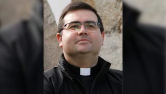 <span lang= gl >Crist�bal, orixinario de Cerdido, � un dos sacerdotes m�is novos da zona, con 43 anos</span>