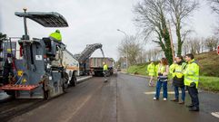 El delegado del Gobierno, Pedro Blanco, y el alcalde de Cuntis, Manuel Campos, supervisando los trabajos de asfaltado en la N-640.