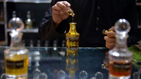 Imagen de un vendedor de perfumes sin alcohol durante el mes sagrado musulm�n del Ramad�n, en una tienda de Pakist�n, en febrero. 