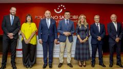 Autoridades y empresarios en el acto de clausura de la Asamblea General de la Asociaci�n de Empresarios del Pol�gono Industrial de San Cibrao das Vi�as.