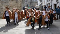 Los alumnos del CPI Cernadas de Castro recibieron las primeras compostelas infantiles. Durante su peregrinaci�n, que parti� desde Porto do Son, tuvieron la oportunidad de conocer cada uno de los municipios por los que pasaron gracias a asociaciones locales y profesionales del sector tur�stico: en Muros descubrieron por qu� la llaman �Vila de auga e sal�, en Esteiro visitaron una lonja, en Outes aprendieron lo que es un astillero, en Noia vieron la elaboracion de los sancosmeiros, visitaron una central hidroel�ctrica en Ponte Nafonso o las fervenzas de Toxosoutos, entre muchas otras paradas.