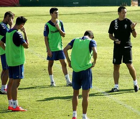 Jos� Manuel Aira (derecha) en uno de los entrenamientos con el club pimentonero. 