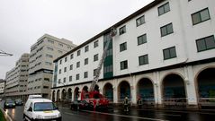 Los bomberos de A Coru�a inspeccionan la cornisa del colegio Eusebio da Guarda