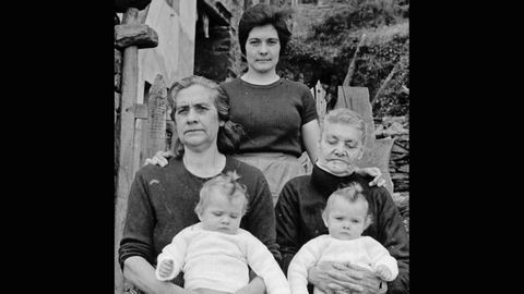 Familia troncal de cuatro generaciones (1965). Juan Antonio Fernández Lamuño