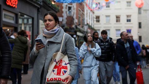 Paseantes en la comercial Carnaby Street de Londres.