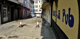 La calle de la Calzada, vac�a y con los locales cerrados ayer a media tarde.