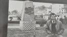  Imagen del archivo personal de Emilio Vila Agra, 23 de abril de 1983, cuando se inaugur el hito en la margen izquierda del ro Lambre en Ponte do Porco