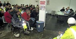 Los trabajadores decidieron el calendario de movilizaciones para defender sus puestos.