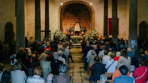 La capilla de Os Remedios llena en uno de los oficios de la novena