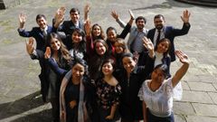 Los quince participantes en el programa de liderazgo, en el claustro de San Martn Pinario