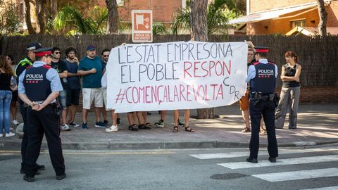 Protesta de los CDR en Gav� (Barcelona) contra la participaci�n de Pedro S�nchez en la Fiesta de la Rosa