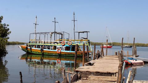 Barco atracado en Lamin para uso turstico en el Ro Gambia