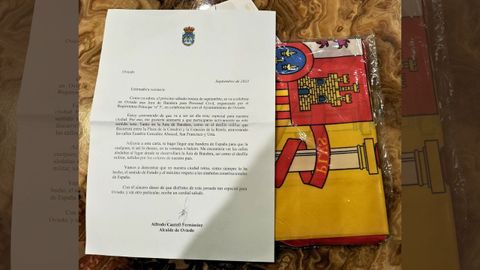 La bandera y carta recibidas por una vecina de Oviedo para el desfile militar del sbado