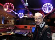 Luis L�pez Basalo, propietario de la discoteca La Luna, tambi�n pincha de vez en cuando. 