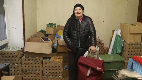 En el bajo de su casa, donde almacena los alimentos que luego repartira