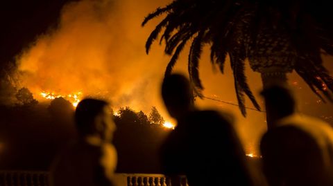 El incendio declarado en la isla de La Palma afecta a entre 1.500 y 2.000 hect�reas de superficie. Unos 200 efectivos y ocho medios a�reos de distintas administraciones trabajan en la extinci�n del fuego. 