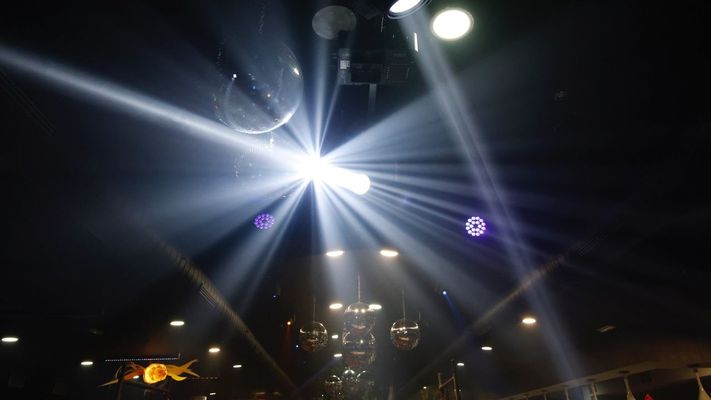 Luces en el techo de la sala de una discoteca.