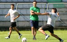 Rub�n Comesa�a y Aira miran como Chicho trata de controlar un bal�n en A Malata.